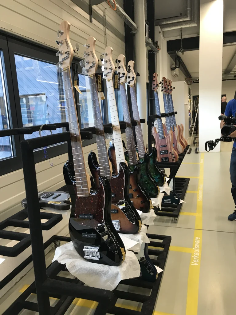 Ständer mit jeweils 5 E-Gitarren in der Produktionshalle