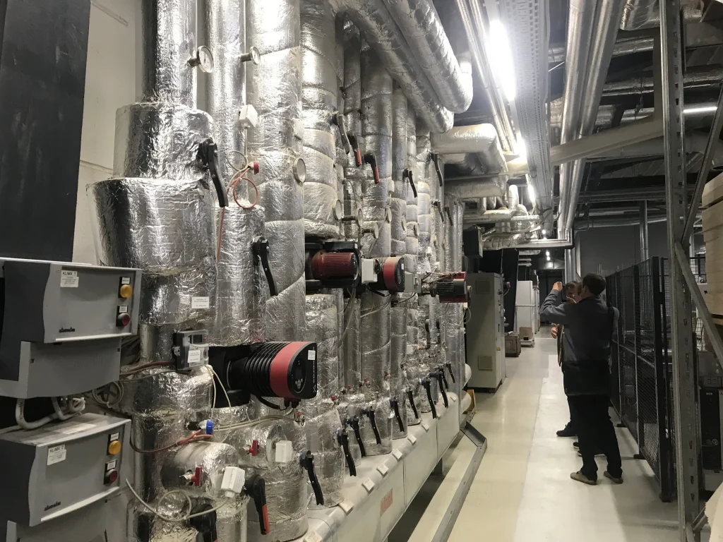 Vorhandene Energieinfrastruktur, isolierte Rohre an der Wand
