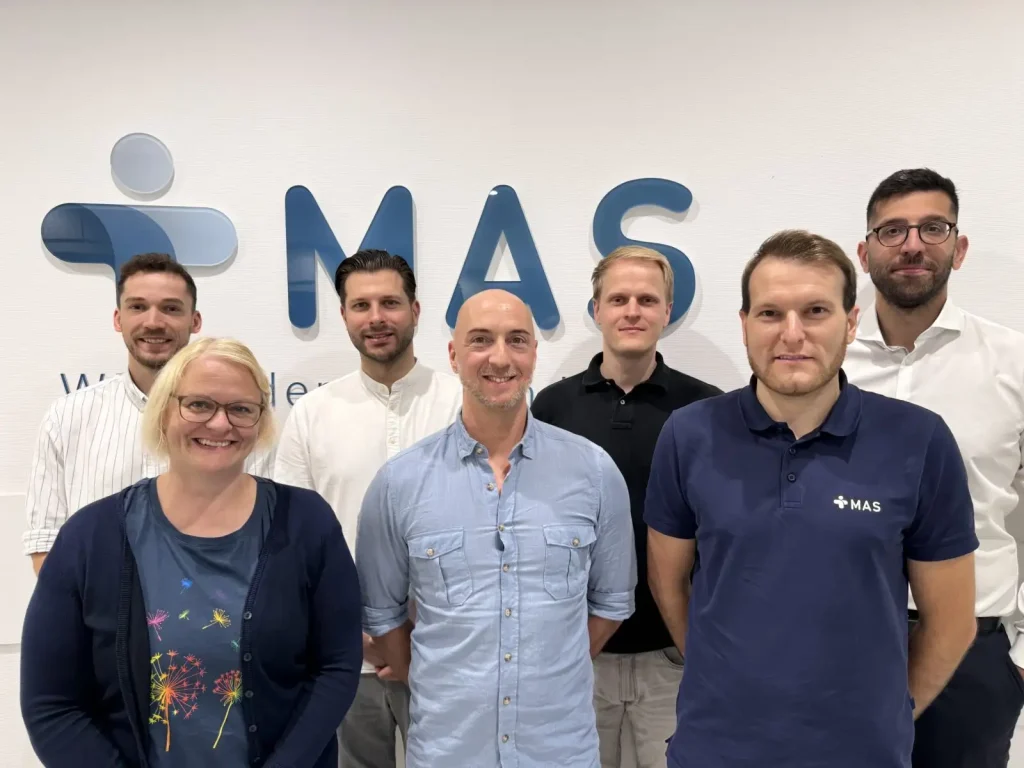 Gruppenfoto mit sechs Personen von MAS GmbH und einer Person von MDZ Darmstadt beim Projektabschluss.
