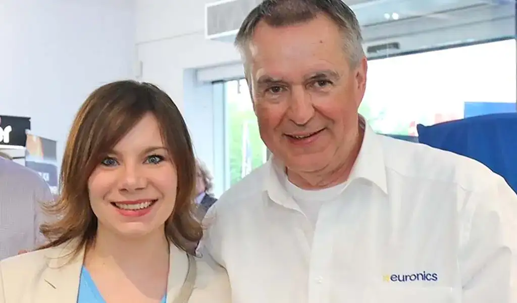 Eine Frau und ein Mann schauen in die Kamera.