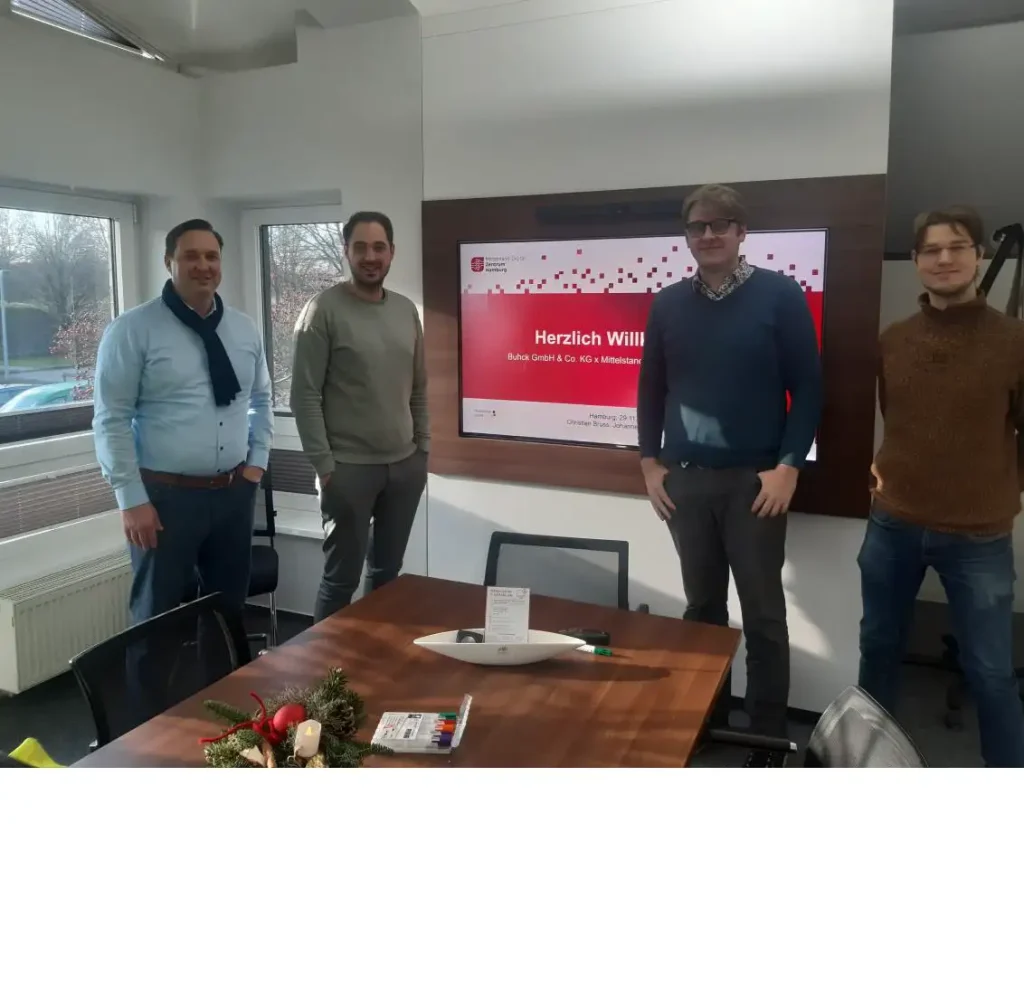 Zwei Mitarbeiter der Buhck-Gruppe links, zwei Mitglieder des Mittelstand-Digitalzentrum Hamburgs rechts
