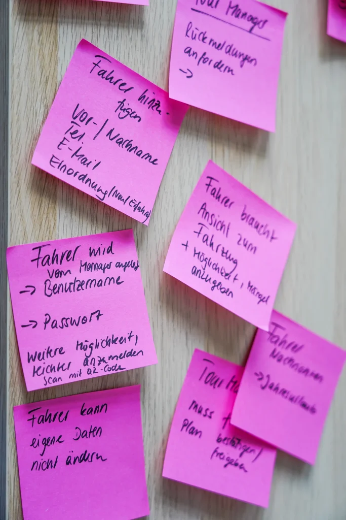 Post-Its, die aus dem Feedback vom Testing entstanden sind.