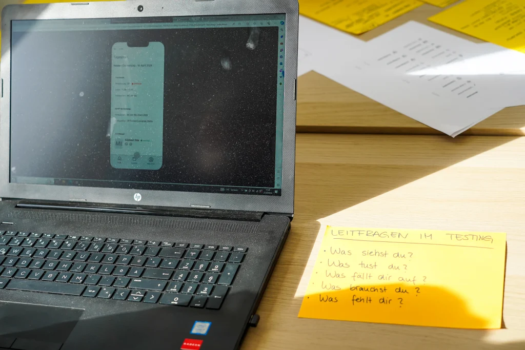 Ein Laptop mit einer Smartphone Ansicht des Prototyps und der Anleitung zum Testing