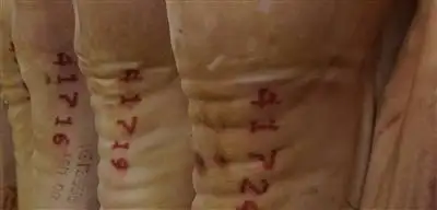 Das Bild zeigt Schweinehälften mit aufgebrachten Nummern als Produktkennzeichnung.