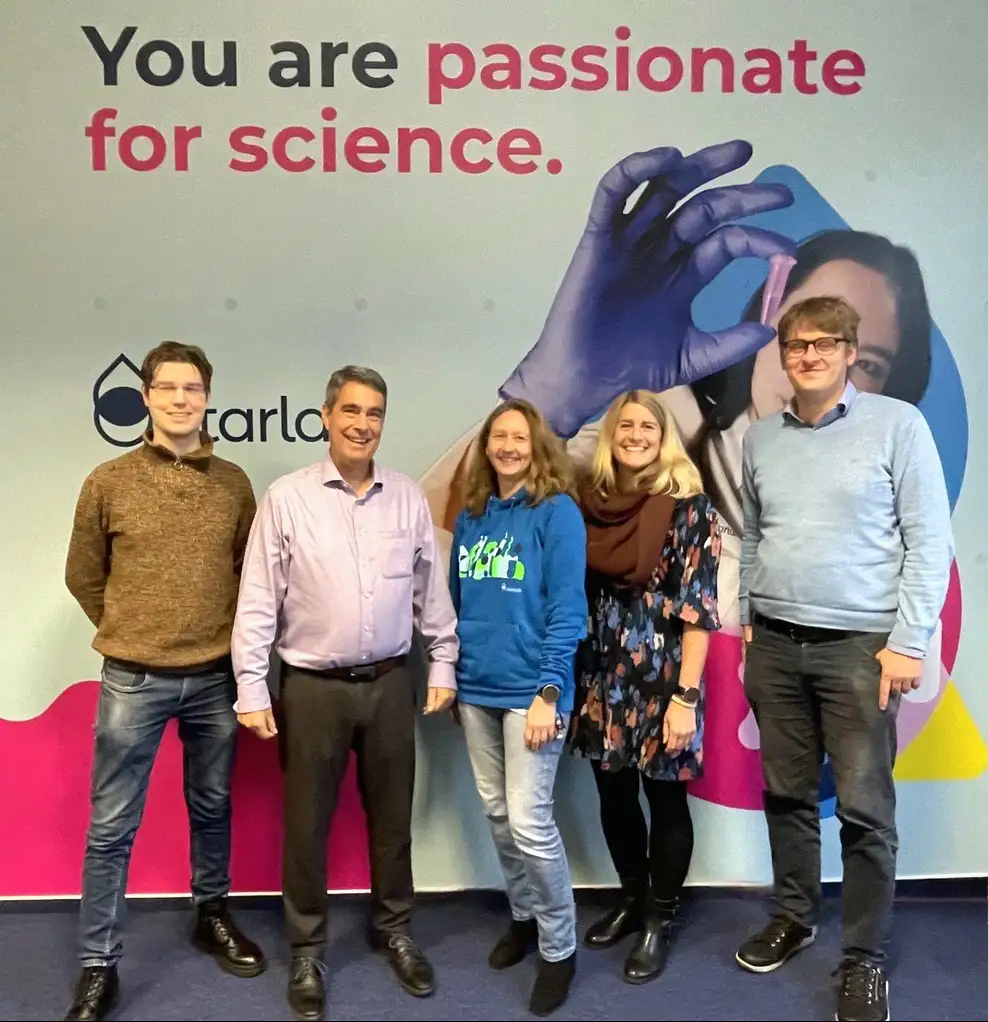 Fünf Menschen nebeneinander, auf der Wand im Hintergrund steht "You are passionate for science."