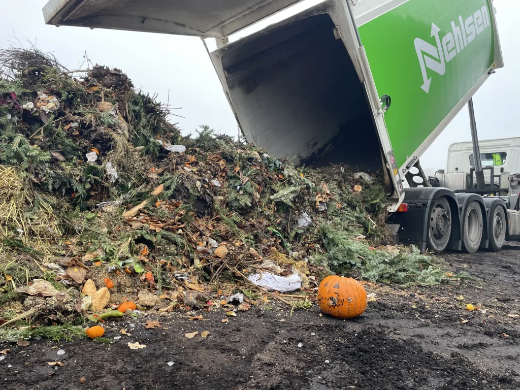 Anlieferung von Bioabfällen auf dem Betriebsgelände des Unternehmens. Die Heterogenität des Materials und Fehlwürfe, hier z.B. Plastiktüten, sind sofort erkennbar