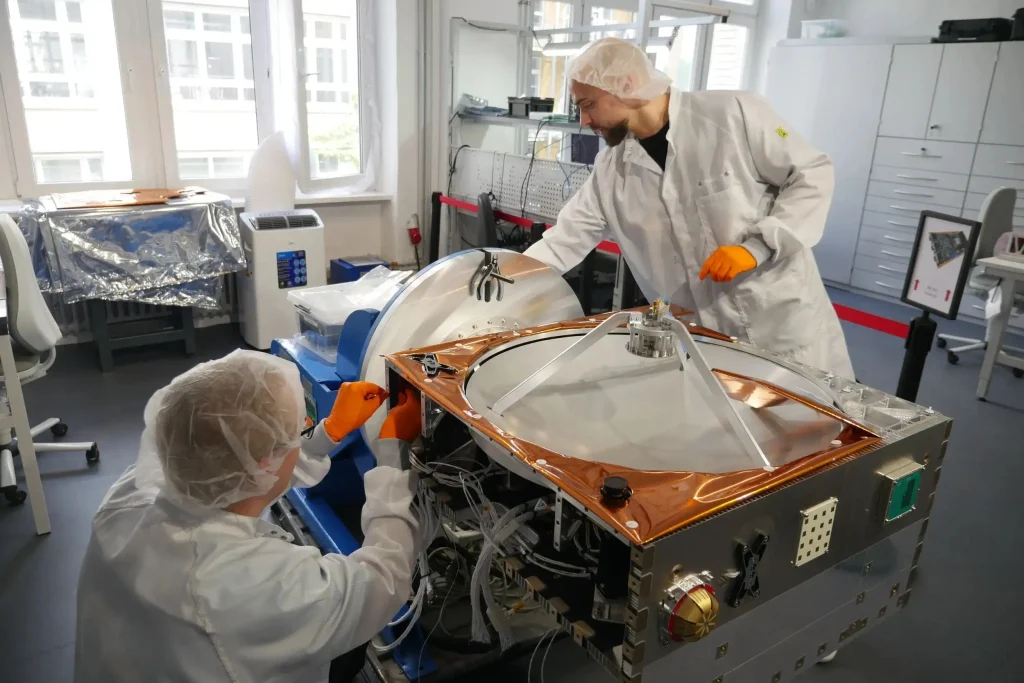 Reflex Mitarbeiter beim Bau eines Satelliten