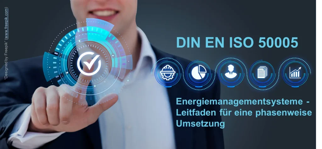 Das Bild zeigt eine Person im Business-Outfit, die mit dem Finger auf ein digitales Interface mit einem Häkchen-Symbol zeigt. Rechts daneben steht der Schriftzug „DIN EN ISO 50005 – Energiemanagementsysteme – Leitfaden für eine phasenweise Umsetzung“.