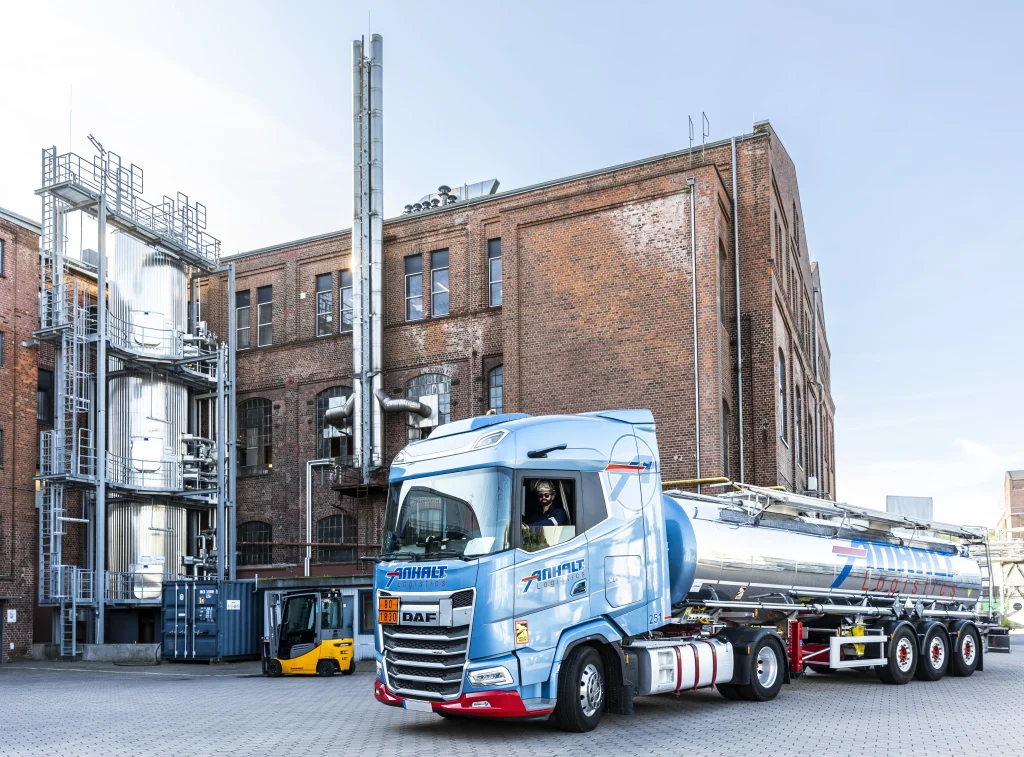 Chemiewerk im Hintergrund mit Tanklaster im Vordergrund