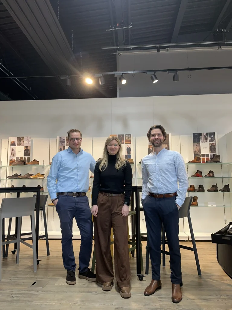 Die Projektmitarbeitenden im Showroom der Firma MST Design & Service GmbH