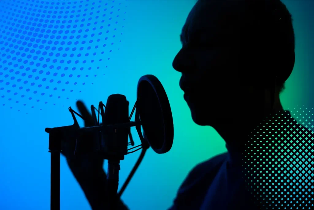 Silhouette einer Person mit Kopfhörern, die seitlich vor einem Studio-Mikrofon mit Popschutz spricht; der blau-türkise Hintergrund wird von dekorativen Punktmustern ergänzt.