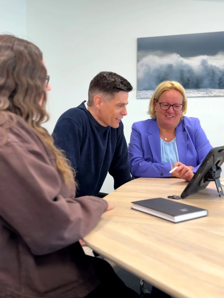 Marcus Haberer (Prokurist der Firma Jens Gottschalk) und Cara Foit (Kundendienst, Firma Jens Gottschalk) im Gespräch mit Sandra Holm (Mittelstand-Digital Zentrum Hamburg)