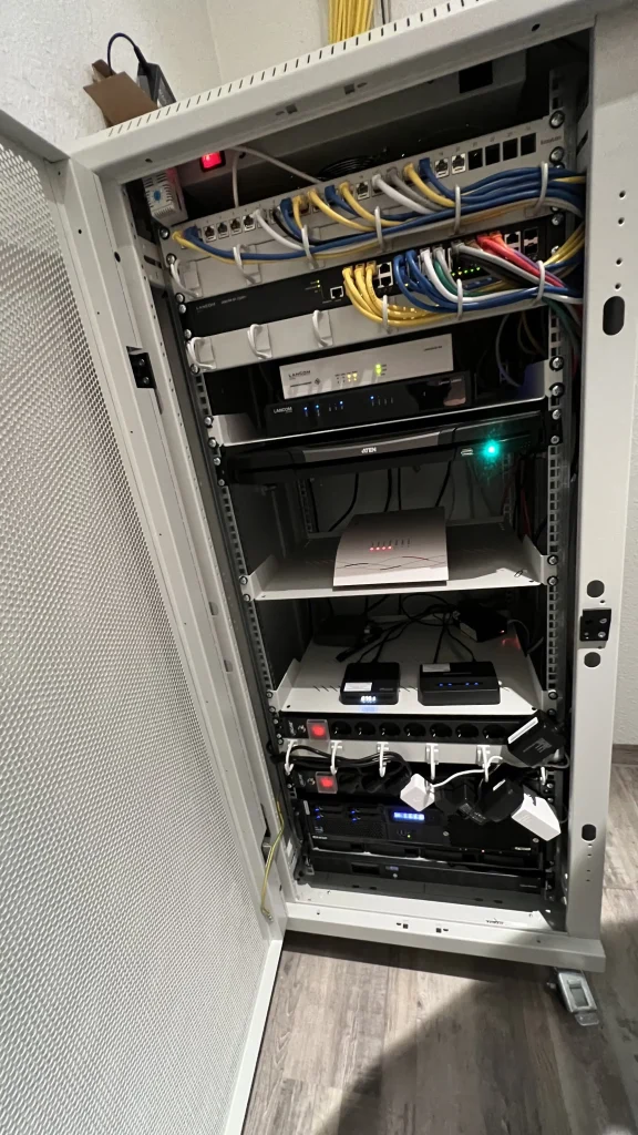 Das Bild zeigt einen Serverschrank